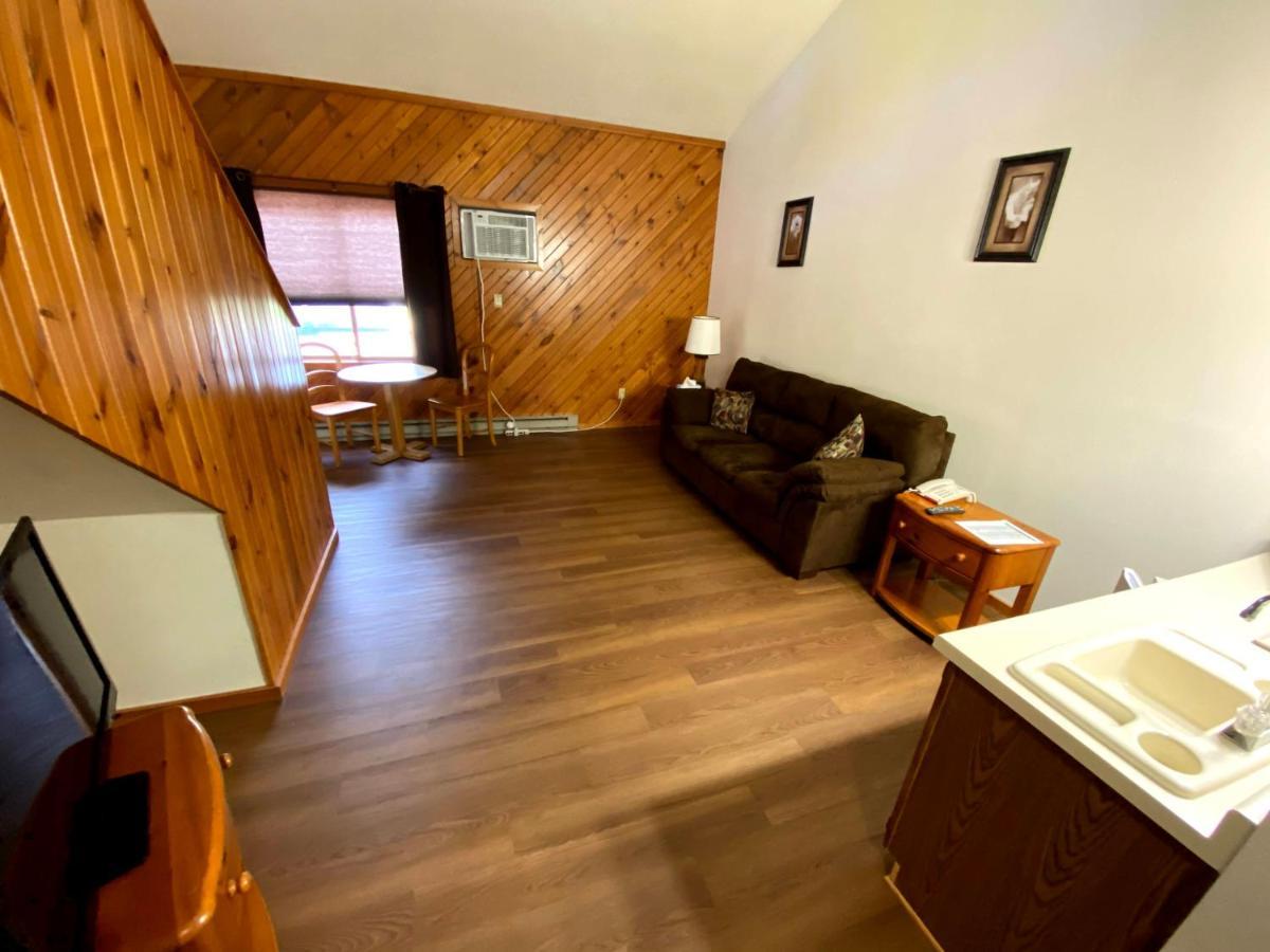 Woodland Inn & Suites