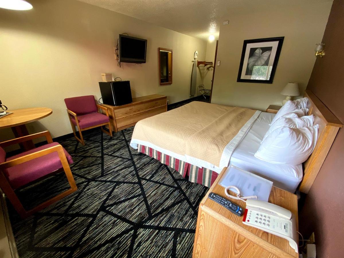 Woodland Inn & Suites Motel 3*